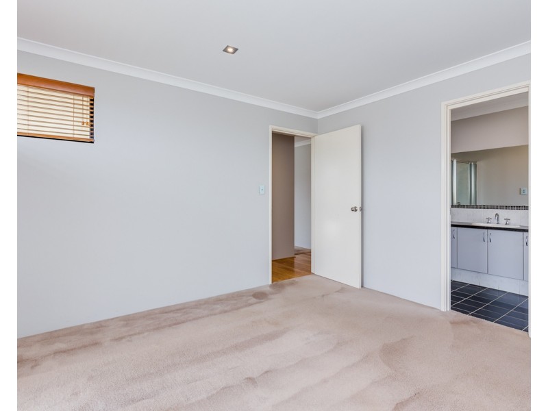 8 Featherstone Road, Orelia WA 6167