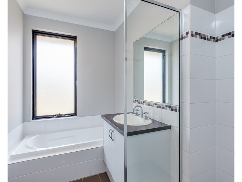 8 Featherstone Road, Orelia WA 6167