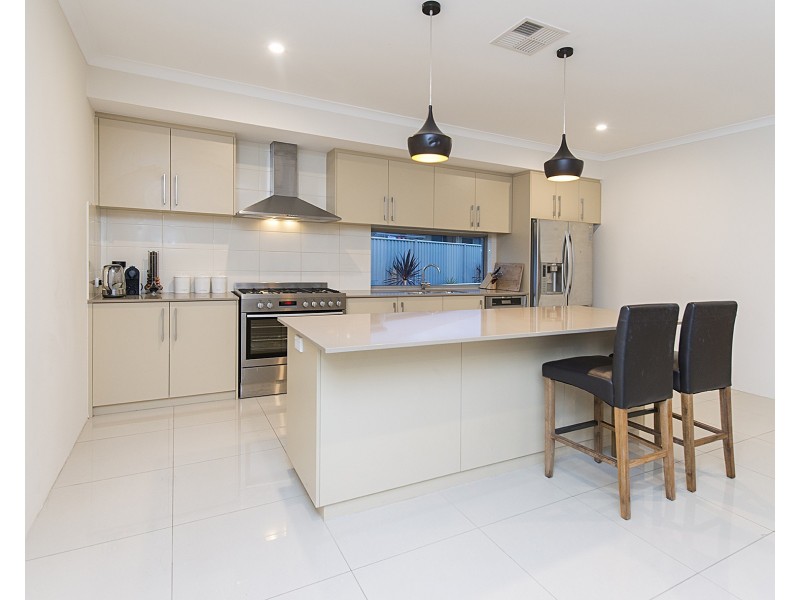 8 Dovedale Street, Harrisdale WA 6112