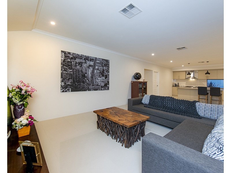 8 Dovedale Street, Harrisdale WA 6112