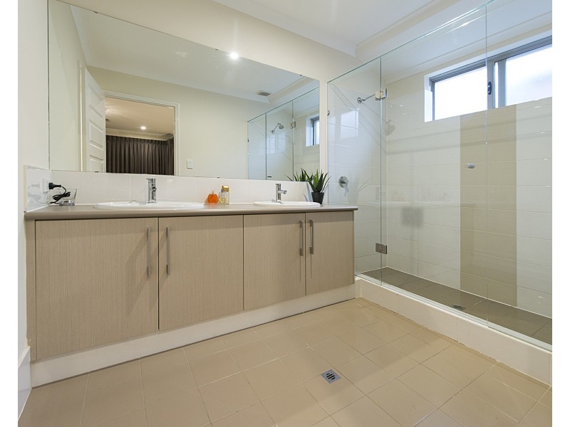 8 Dovedale Street, Harrisdale WA 6112