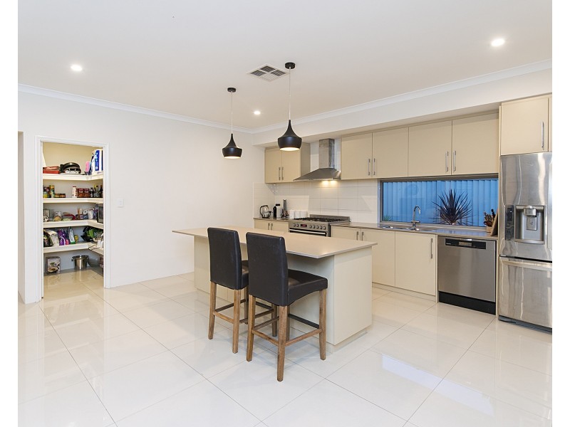 8 Dovedale Street, Harrisdale WA 6112