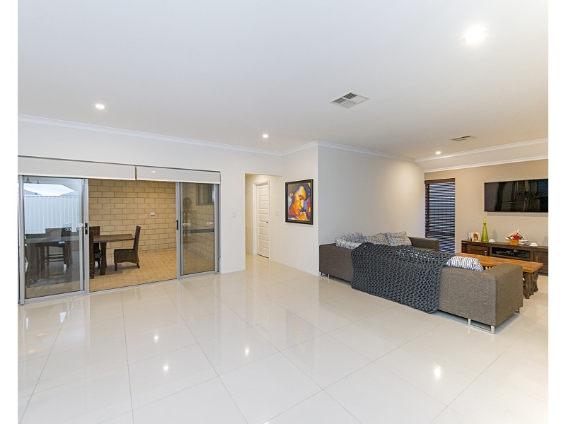 8 Dovedale Street, Harrisdale WA 6112