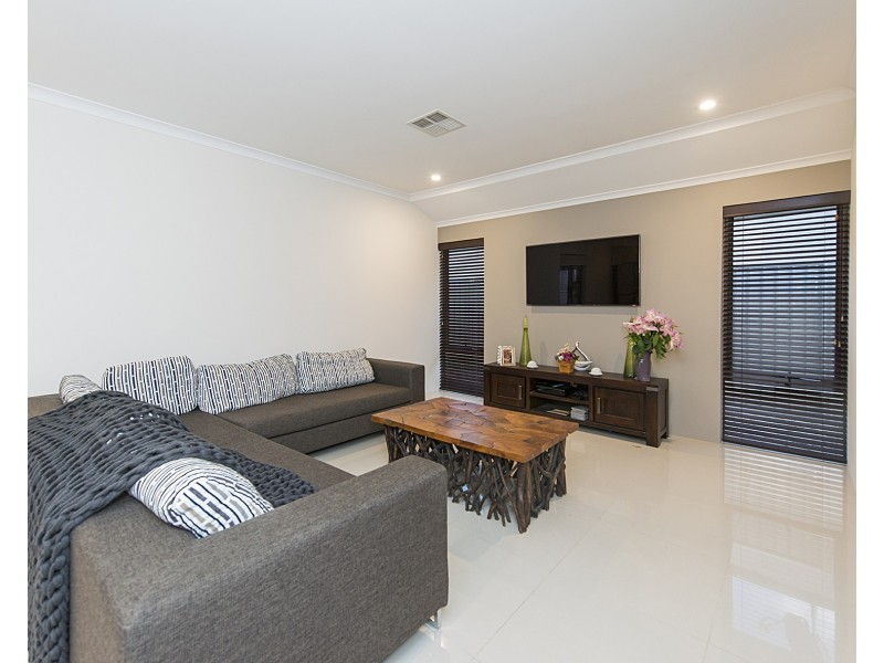 8 Dovedale Street, Harrisdale WA 6112