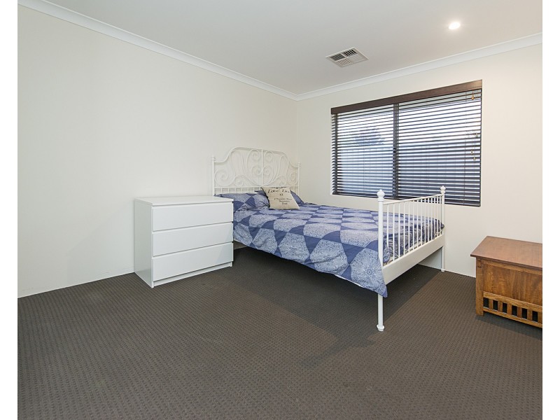 8 Dovedale Street, Harrisdale WA 6112