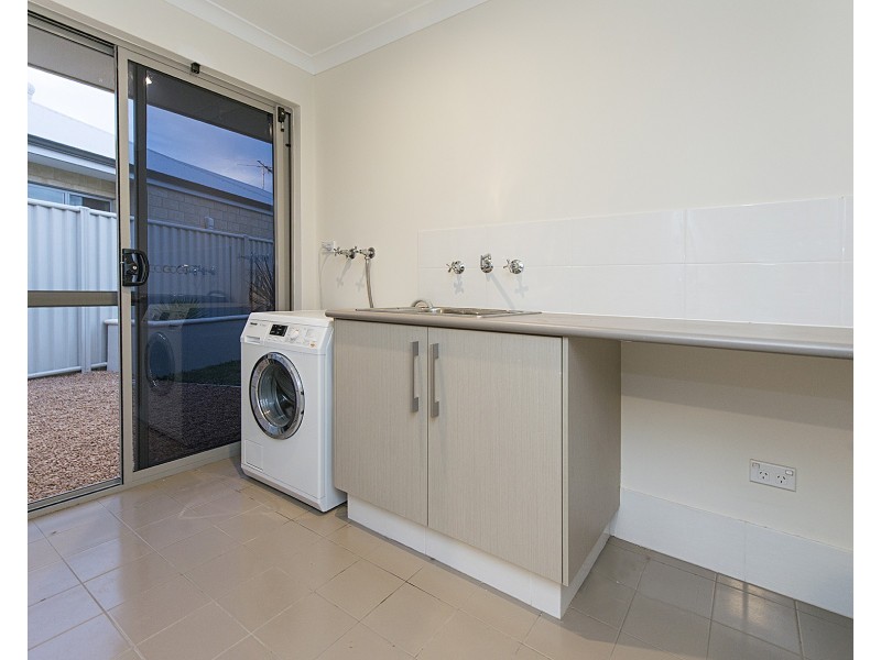 8 Dovedale Street, Harrisdale WA 6112