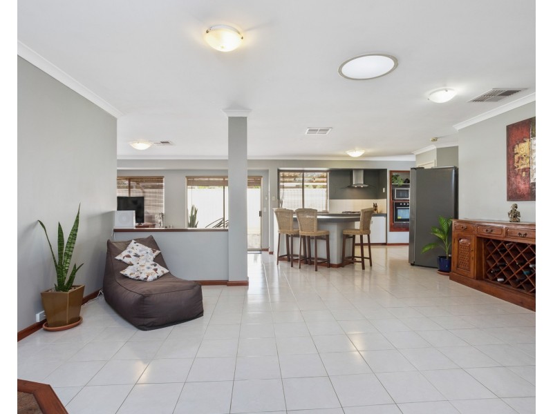 8 Laurel Court, Thornlie WA 6108