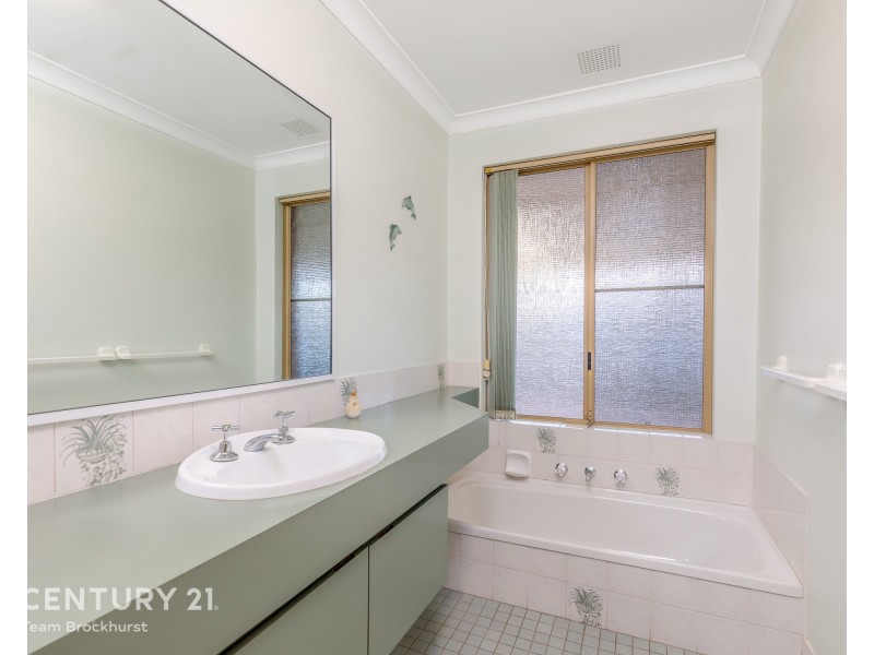 8 Cavalier Court, Thornlie WA 6108