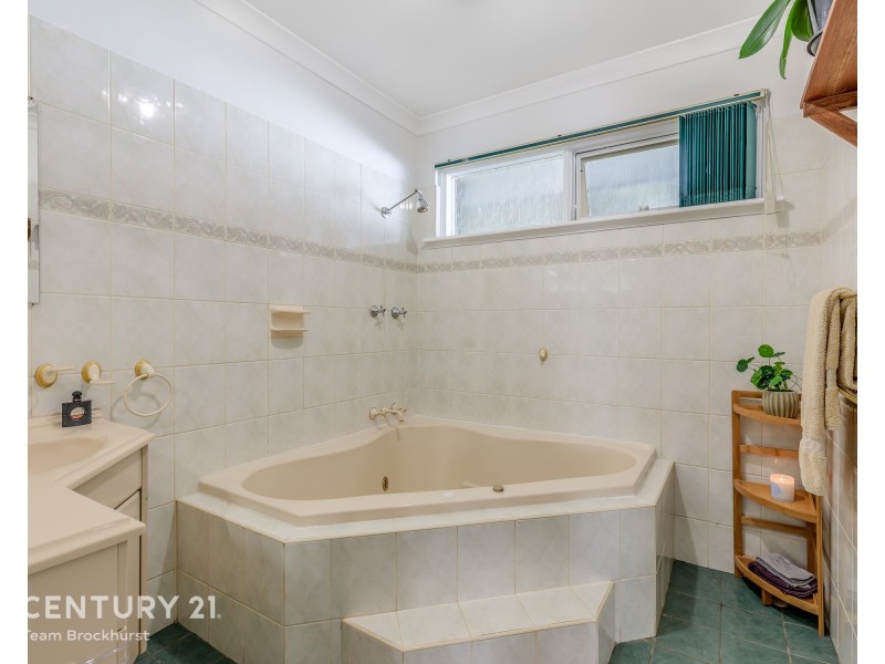 4 Charlton Place, Thornlie WA 6108