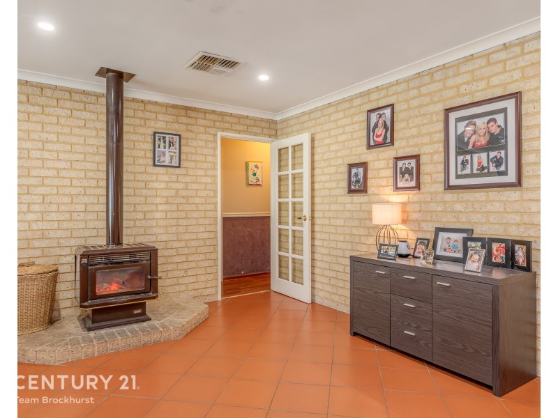 40 Forest Lakes Drive, Thornlie WA 6108