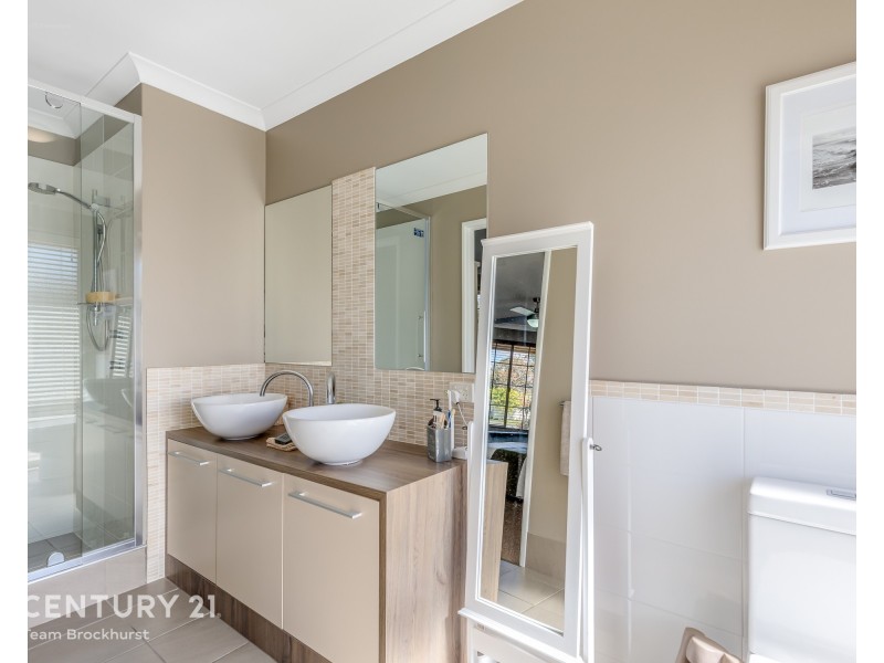 5 Pine Court, Meadow Springs WA 6210