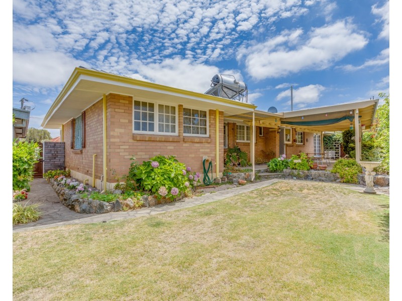 2 Pegus Street, Thornlie WA 6108