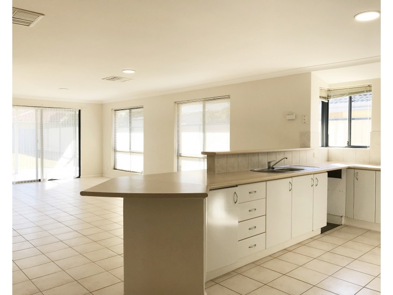 8 Mackay Crescent, Gosnells WA 6110