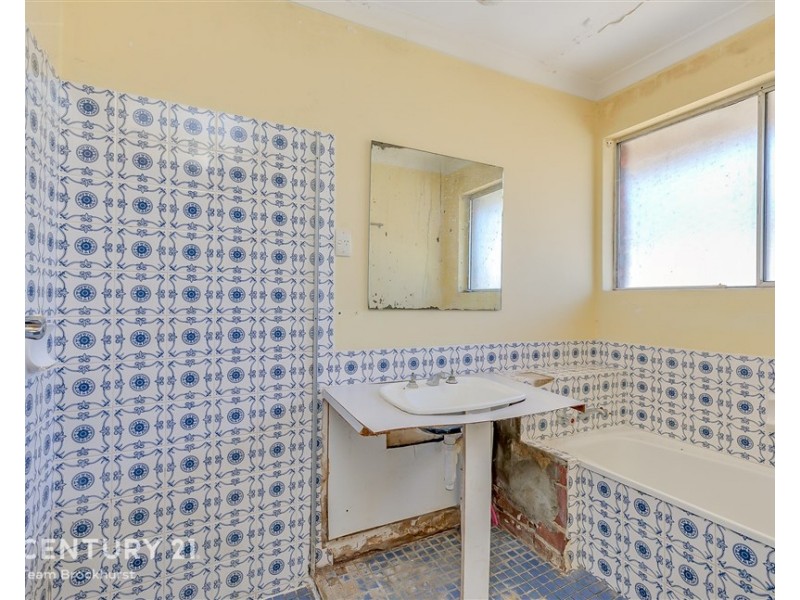 74 Glyndebourne Avenue, Thornlie WA 6108