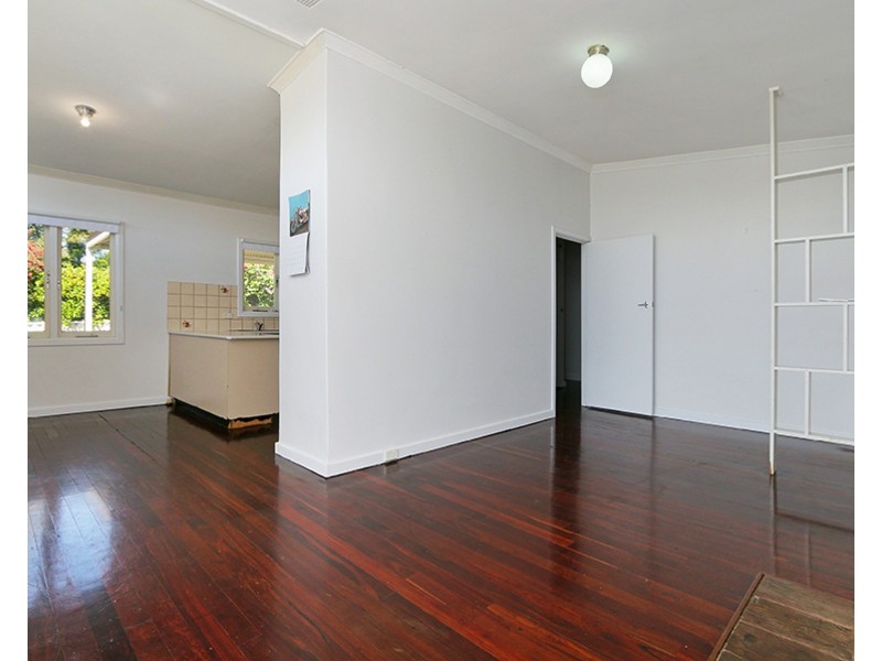 30 Lester Drive, Thornlie WA 6108