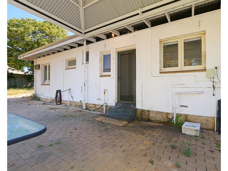 30 Lester Drive, Thornlie WA 6108