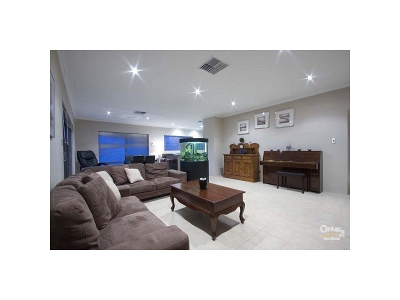 11 Temple Way, Piara Waters WA 6112