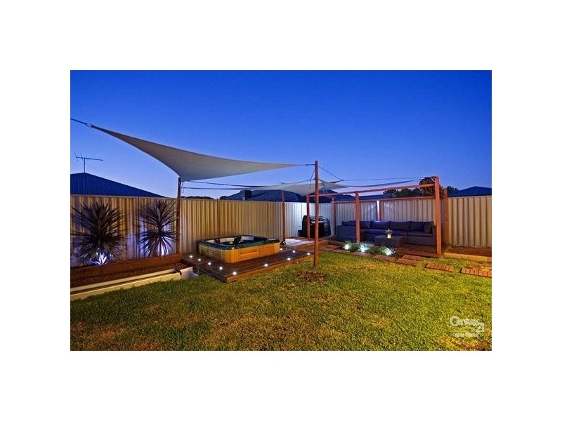 11 Temple Way, Piara Waters WA 6112