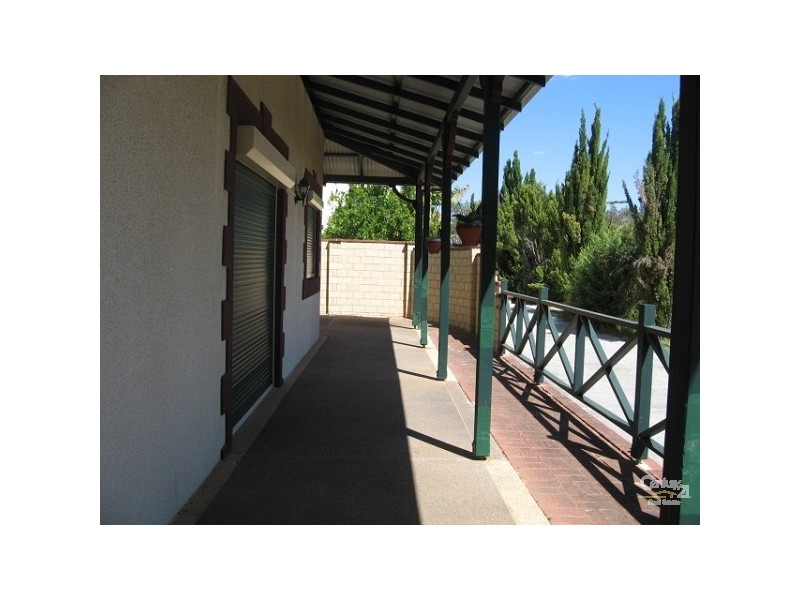 1A Civic Gardens, Cannington WA 6107