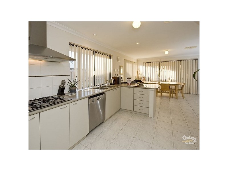 8 Lutea Road, Halls Head WA 6210