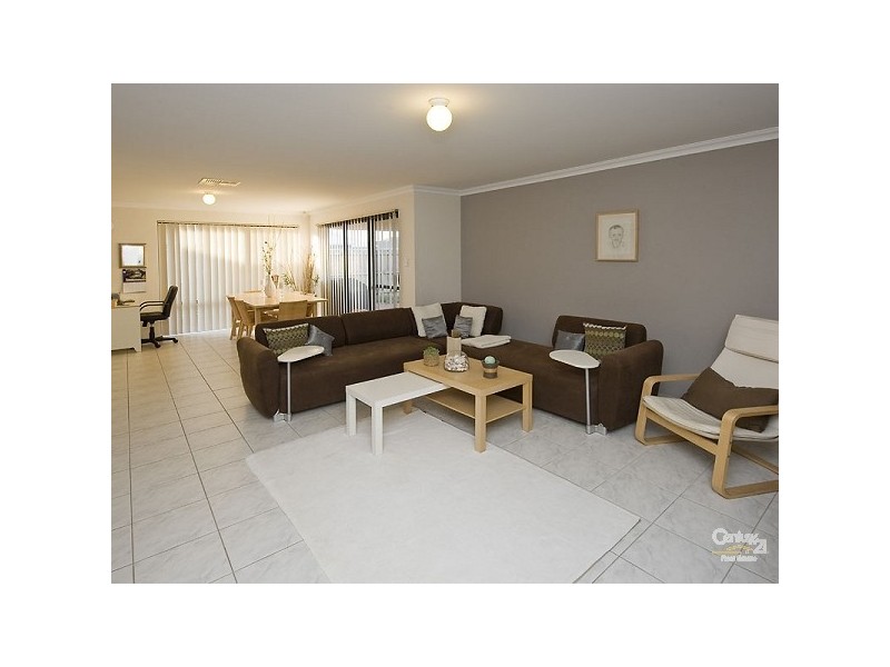 8 Lutea Road, Halls Head WA 6210