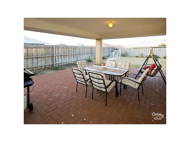 8 Lutea Road, Halls Head WA 6210