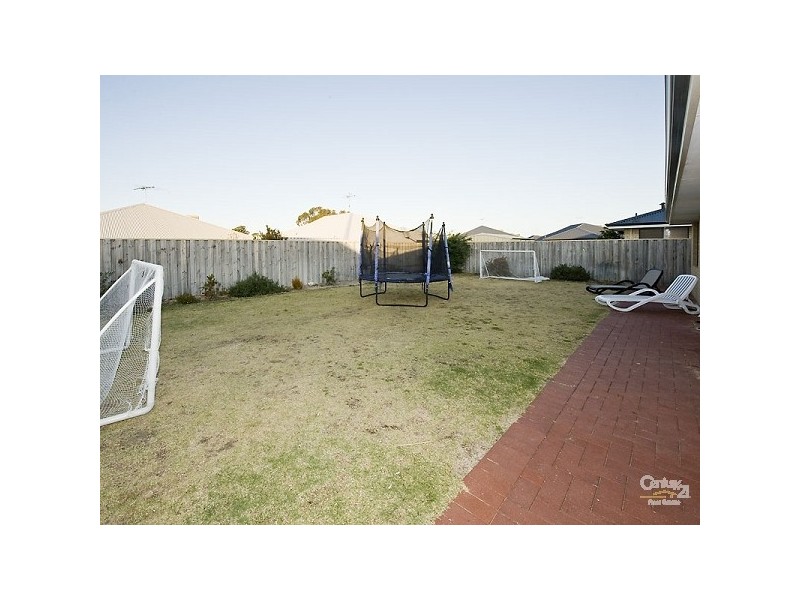 8 Lutea Road, Halls Head WA 6210