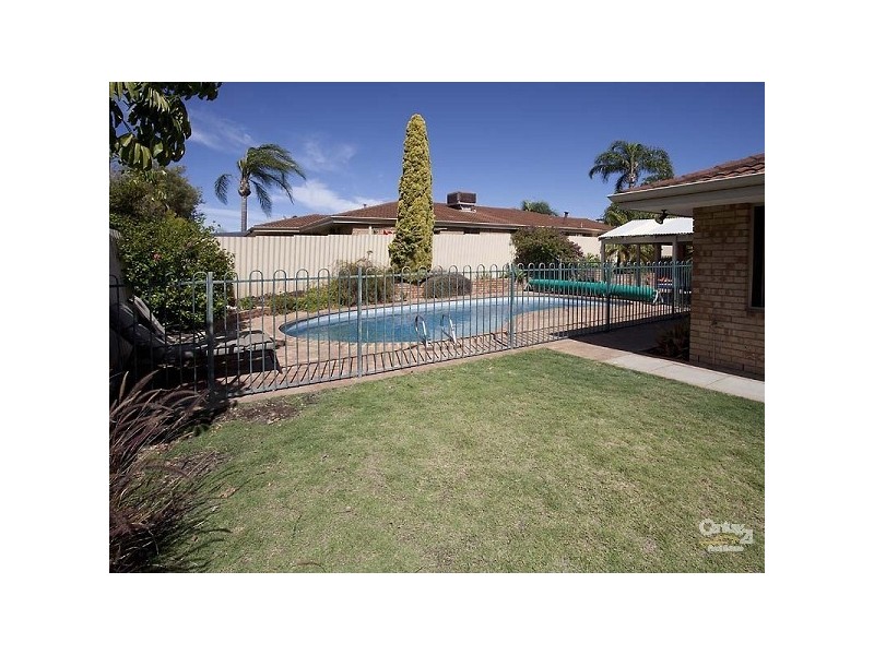 12 Sovereign Drive, Thornlie WA 6108