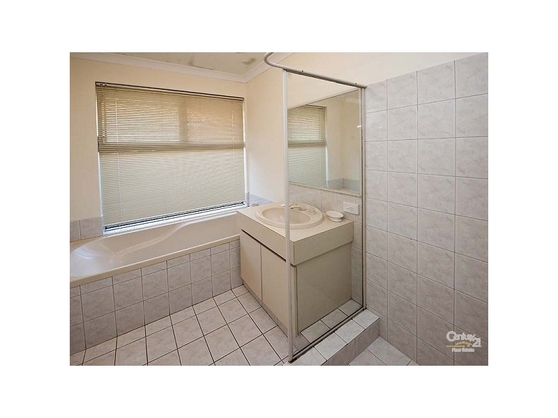 11 Hollyoak Place, Thornlie WA 6108