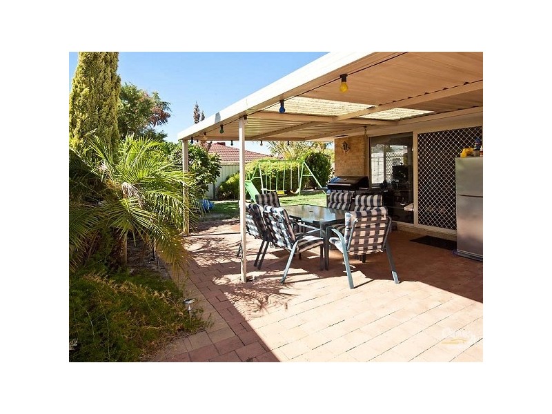 11 Hollyoak Place, Thornlie WA 6108