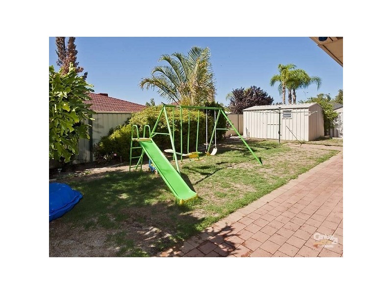 11 Hollyoak Place, Thornlie WA 6108