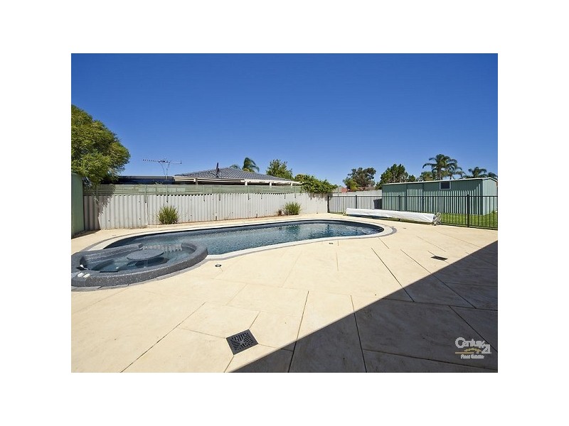 6 Regal Drive, Thornlie WA 6108