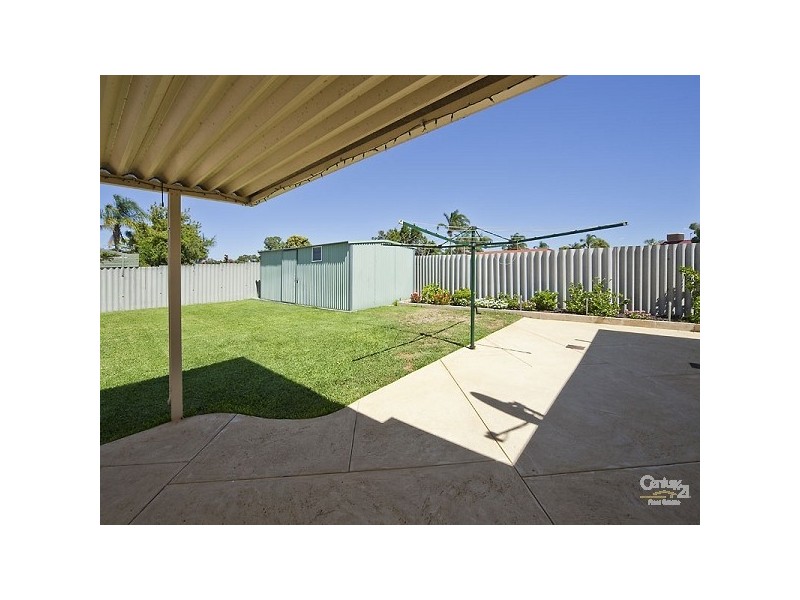 6 Regal Drive, Thornlie WA 6108