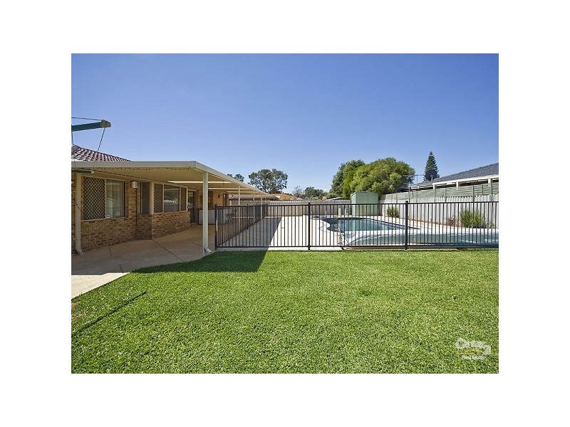 6 Regal Drive, Thornlie WA 6108