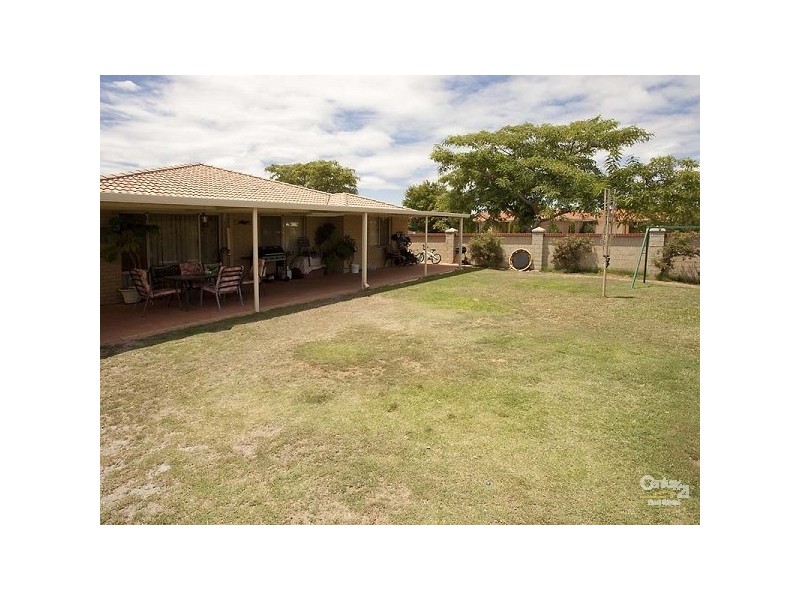 2 Kurrajong Drive, Thornlie WA 6108