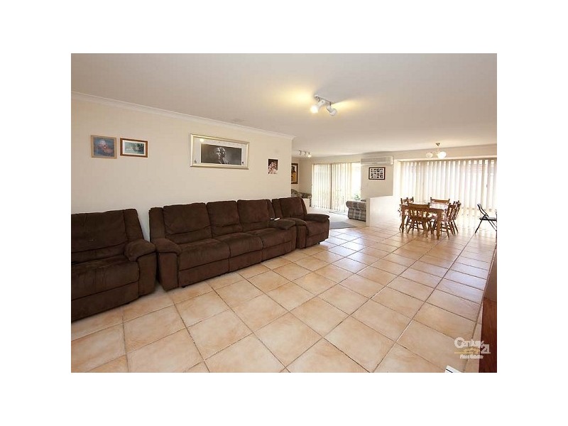 2 Kurrajong Drive, Thornlie WA 6108