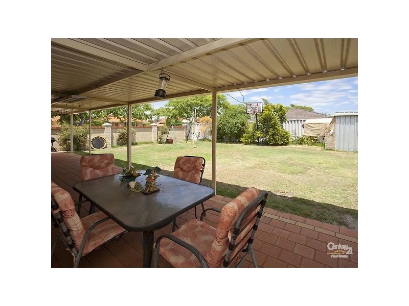 2 Kurrajong Drive, Thornlie WA 6108
