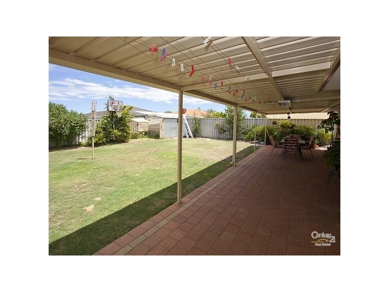 2 Kurrajong Drive, Thornlie WA 6108