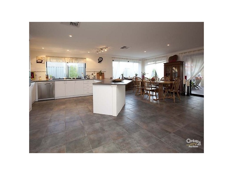 31 Hillhouse Way, Piara Waters WA 6112