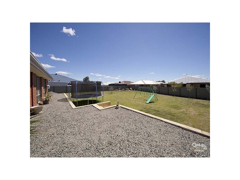 18 Coulterhand Circle, Byford WA 6122