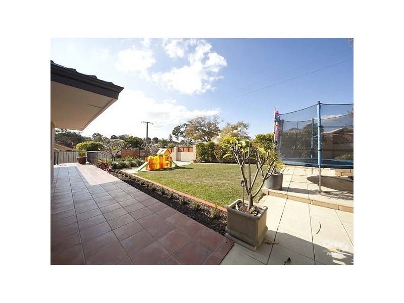 59 Redwood Crescent, Melville WA 6156