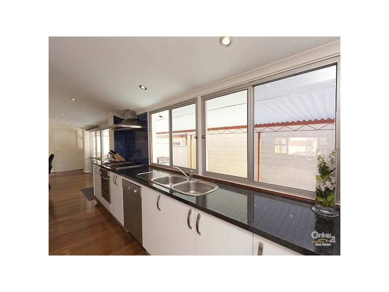 59 Redwood Crescent, Melville WA 6156