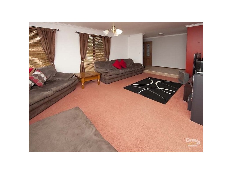 8 Selsdon Road, Camillo WA 6111