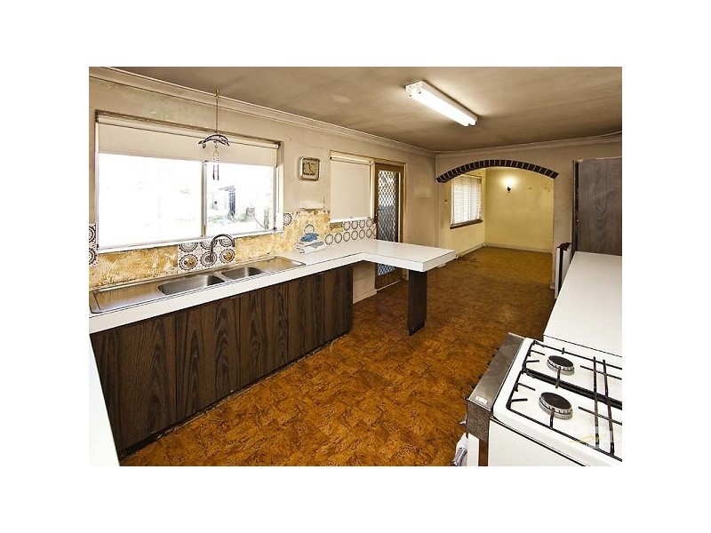 17 Lennox Road, Thornlie WA 6108