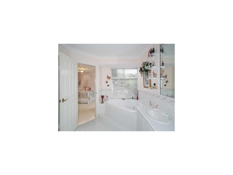 16 Treecrest Gardens, Mount Richon WA 6112