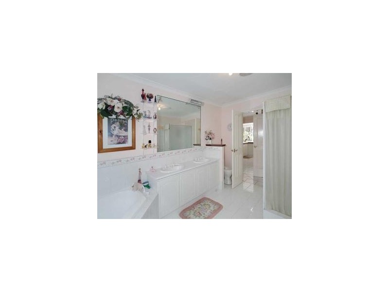 16 Treecrest Gardens, Mount Richon WA 6112