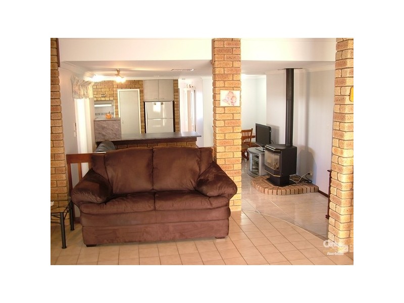 42 Ashley Drive, Kelmscott WA 6111