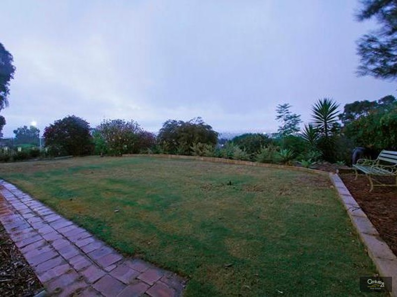 18 Chardonnay Grove, Mount Nasura WA 6112