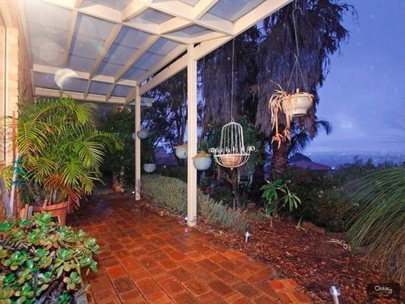 18 Chardonnay Grove, Mount Nasura WA 6112