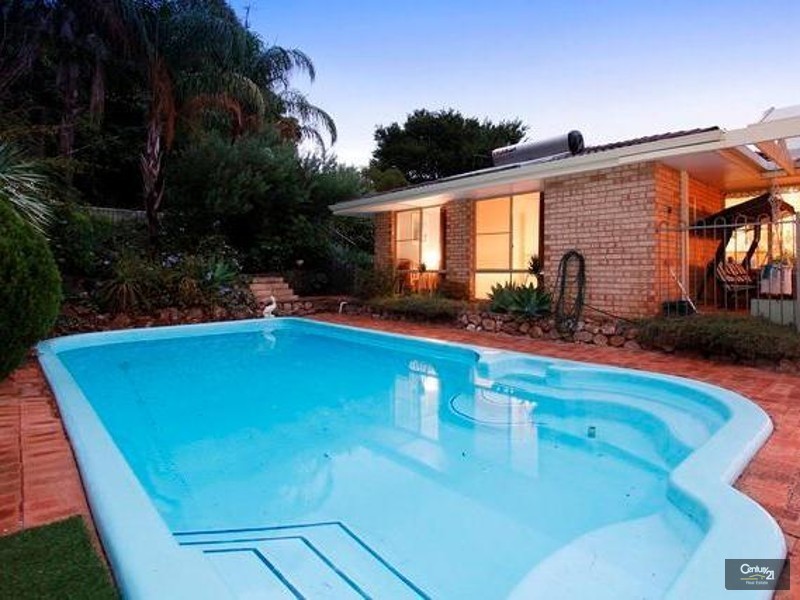 18 Chardonnay Grove, Mount Nasura WA 6112